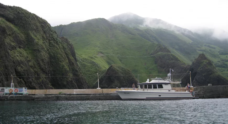 Японское море, остров Монерон. В этих местах море коварное, и если прочие лодки предпочитают жаться к побережью, TARGA идет прямо к цели - фото