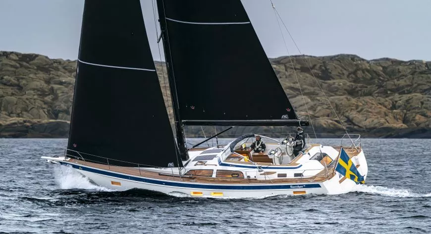 Hallberg-Rassy 50. И вправду,  от неожиданности такую  лодку с черными парусами можно принять за пиратскую - фото