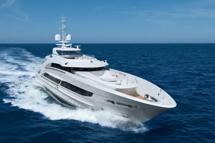 Моторная яхта Triton
 (Heesen, YN 18850)

Длина 49,90 м
Ширина 9,00 м
Валовая вместимость 499 рег. т
Конструкционный материал — сталь
Главные двигатели — MTU 8V 4000 M63 
(2 × 1340 л.с.)
Скорость 15 узлов
Дальность плавания 3800 миль (12 узлов)
Второе судно этого проекта уже будет оснащено гибридной силовой установкой —заказчик выбрал этот вариант - фото