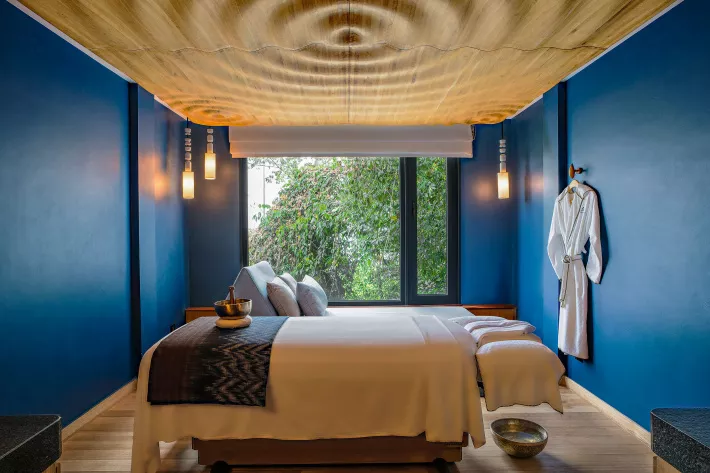 Спа под брендом Six Senses расположено на самой верхней точке острова. Один звонок персональному батлеру — и вы записаны на расслабляющий массаж - фото
