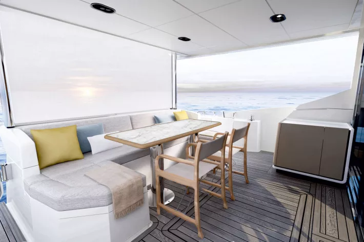 Свес флайбриджа и штора в корме повышают приватность зоны отдыха в кокпите - фото