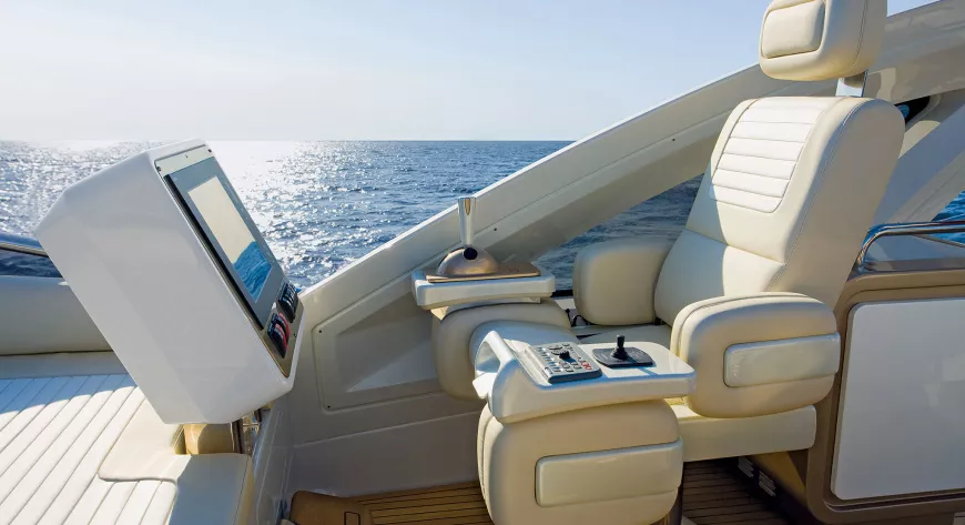 Подобные кресла
с обилием
регулировок, как
на этом Azimut 72С,
встречаются
не часто; установив
такое, вы вряд ли
захотите его
поменять - фото