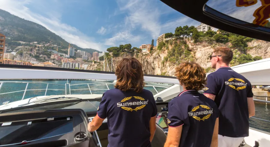 Команда Sunseeker 
выступила группой 
поддержки Red Bull 
Racing Formula One - фото