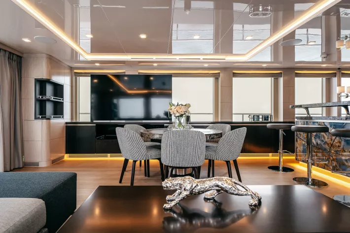 Интерьер салона на верхней палубе, в отделке которого применен натуральный  минерал оникс - фото