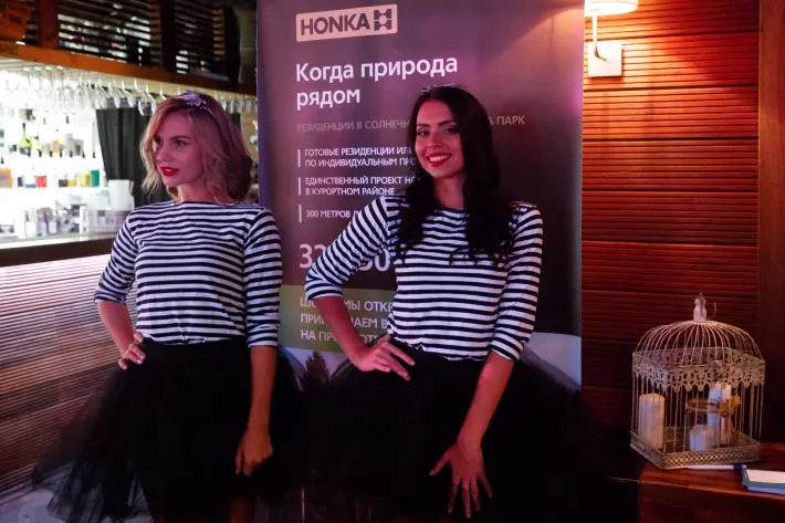 Юные стендистки в тельняшках добавляли атмосфере выставки пикантности - фото