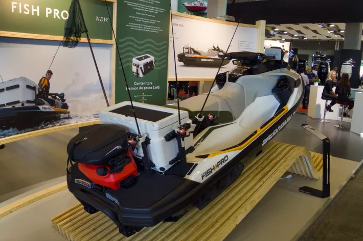 Помимо полной линейки двигателей Evinrude, BRP показала в Генуе недавно представленный Sea-Doo FISH PRO для рыбалки - фото
