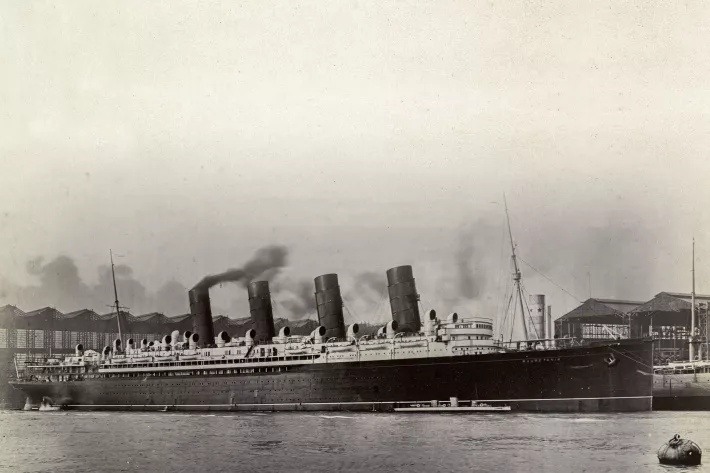 Turbinia у борта лайнера Mauretania - фото