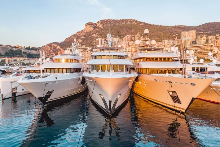 На Monaco Yacht Show традиционно подводят итоги «яхтенного» года и строят планы на будущее. В этом году итоги были скромнее, чем 
в прошлом - фото