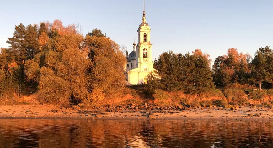 Такие храмы на волжских берегах очень украшают пейзаж - фото