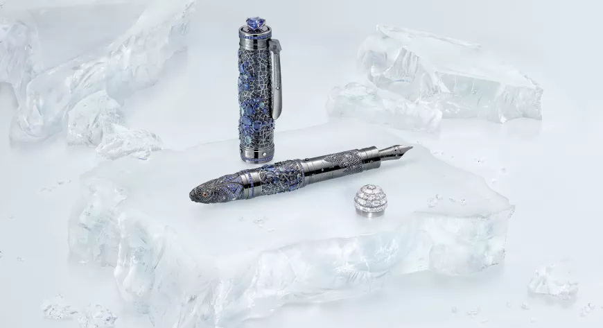 Пишущий инструмент 
серии Homage 
to Roald Amundsen 
Limited Edition 1 Polar 
Night сверкает 
бесчисленным 
множеством 
сапфиров 
и турмалинов 
параиба. 
Под бриллиантовым 
куполом в виде иглу 
закреплен 
роскошный 
бирманский синий 
сапфир весом 
5,42 карата - фото