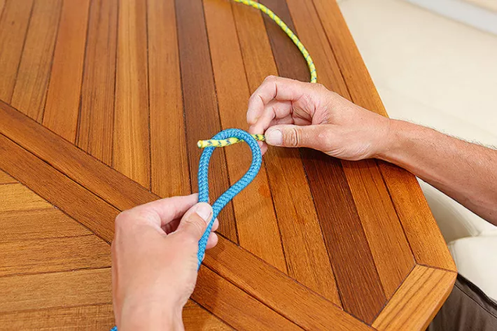 Шкотовый узел/Sheet bend. Сделайте петлю на первой веревке, стараясь держать оба конца параллельными друг другу
 - фото