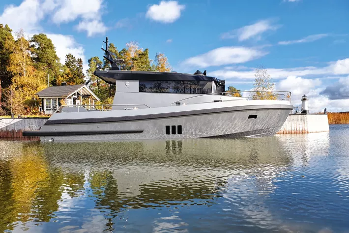«Морской внедорожник» Brizo 42. Длина 12,80 м, ширина 3,90 м, водоизмещение 10 т, запас топлива 1500 л, запас воды 335 л
Мощность 2 × 370/2 × 550 л.с. - фото