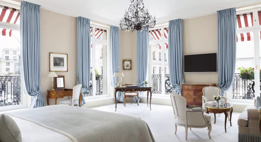 В Suite Paris на 7-м этаже отеля на 150 кв.м расположились 
салон, спальная комната 
и столовая - фото