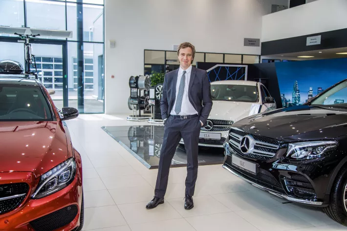Александр Иванов в шоу-руме нового автоцентра Mercedes-Benz - фото