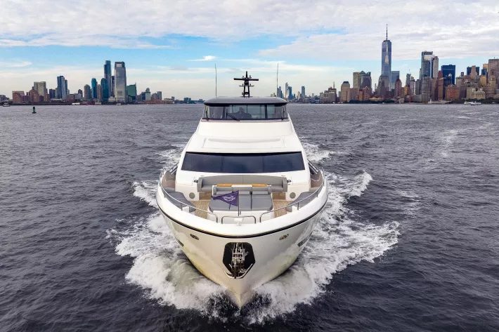 Моторная яхта Sunseeker Ocean 182 нового поколения на ходу; заявленная скорость 27 узлов —   хороший показатель для яхт такого «калибра» - фото