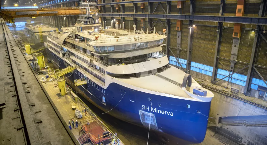 Круизный лайнер 
арктического класса 
SH Minerva (первый 
из двух однотипных) на стапель-площадке 
в сухом доке Helsinki 
Shipyard перед спуском на воду - фото