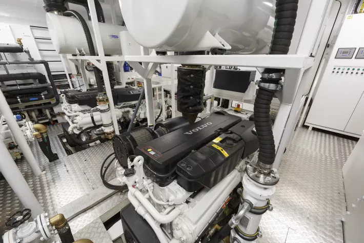 В моторном отсеке стоят
дизельные двигатели
Volvo Penta D16 MH
(Marine Heavy) —
с наибольшим
у бренда объемом
цилиндров. При
обилии стоящего
здесь оборудования
работать в отсеке
довольно комфортно. - фото