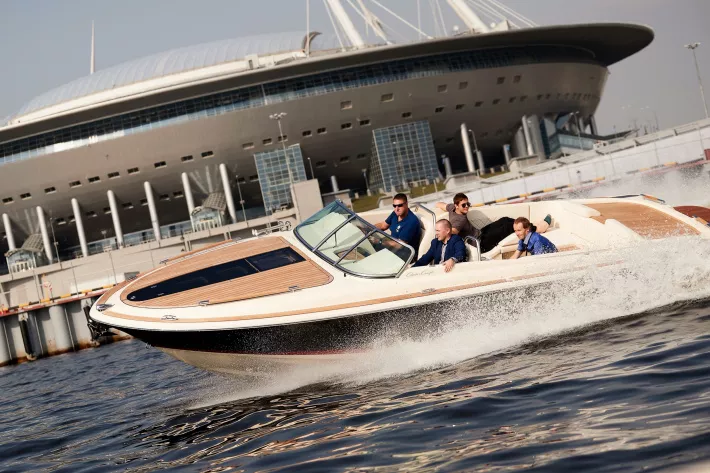 Представители Burevestnik Group демонстрируют возможности катера Chris-Craft  - фото
