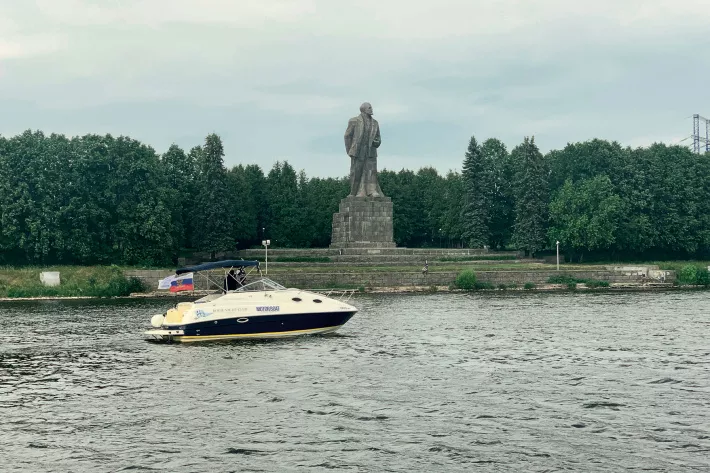 Между 2-м и 1-м шлюзом (ближайшим к Дубне и Большой Волге) до сих пор стоит монумент В. И. Ленину невероятной высоты.Сфотографироваться на его фоне — долг каждого проходящего мимо речника! - фото