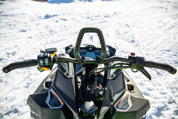 Руль и органы управления 49 Ranger Pro унаследовал от горных моделей - фото