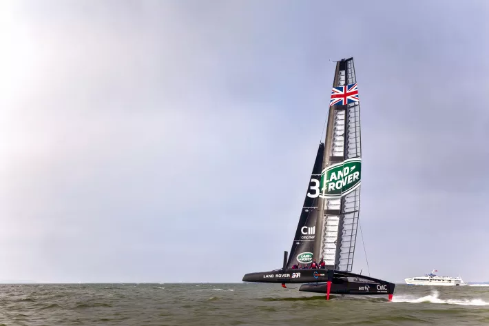 Пока строится новая лодка AC62, Land Rover BAR уже показывает отличные результаты - фото