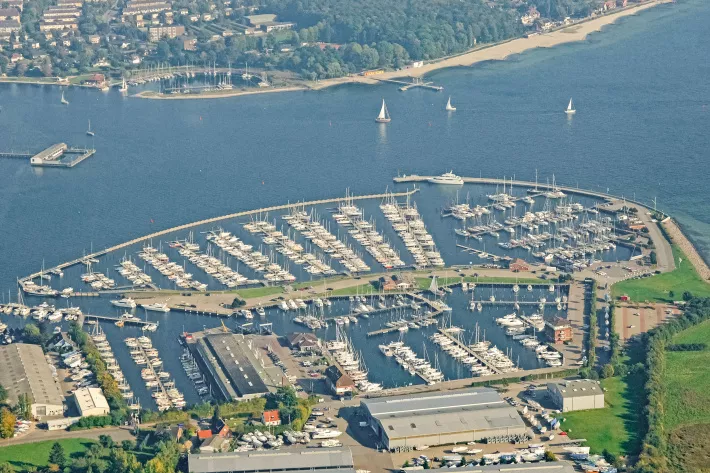 Ancora Marina в городе Нойштадт-ин-Хольштайн на 1400 швартовных мест, защищенная от моря брекватером - фото
