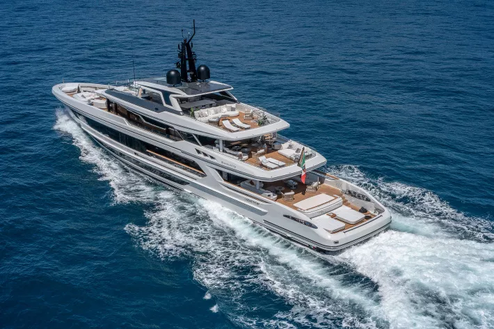 Длина 52,00 м, ширина 9,50 м, осадка 2,70 м, мощность (ДВС) 2 × 2200 л.с., валовая вместимость 497 рег. т, пассажиры 12 чел., экипаж 9 чел. - фото