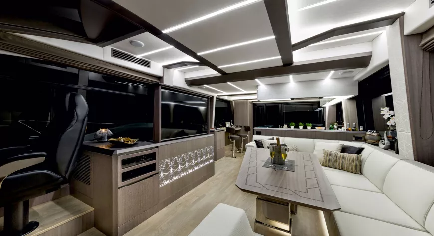 Планировка салона идентична у обеих моделей, но у Galeon 650 Skydeck есть еще и два верхних световых люка - фото