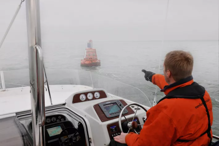 Практика в школах RYA и IYT представляет собой выход в море с инструктором на неделю: если «повезет», придется поучиться управлять яхтой в условиях ограниченной видимости  - фото