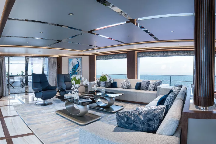 Моторная яхта Majesty 140, получившая немало наград, в том числе за лучшую планировку (World Yachts Trophies, 2018) и лучший интерьер (World Yachts Trophies, 2019) - фото