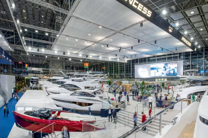 Стенд Princess Yachts постоянно был в центре внимания посетителей выставки; временами очередь из желающих попасть туда протягивалась на десятки метров - фото