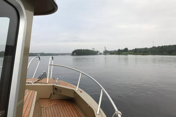 По курсу — Нижнесвирский шлюз, первый и самый незагруженный 
на нашем маршруте - фото