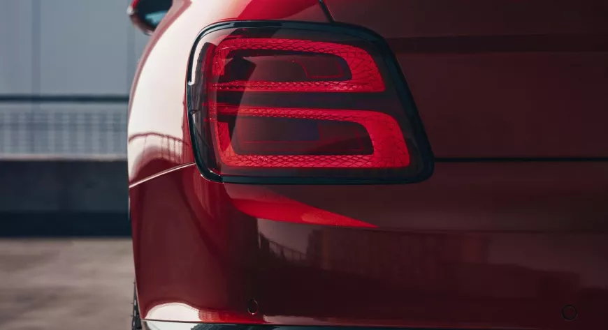 Задние фонари, напоминающие стилизованную букву «В» (Bentley), и сдвоенные патрубки выхлопной системы — «вторичные» признаки нового Flying Spur V8 - фото