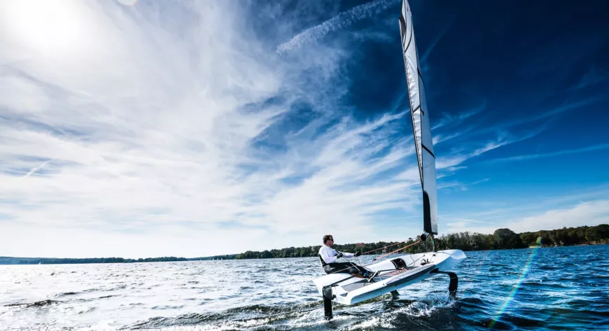 Управлять Foiling Dinghy не сложнее, чем швертботом Laser на высоких скоростях - фото