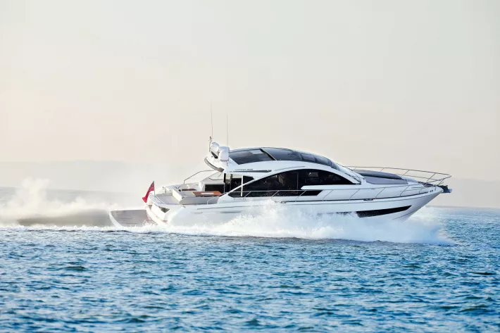 Fairline Targa 53 GT на ходу во время теста - фото