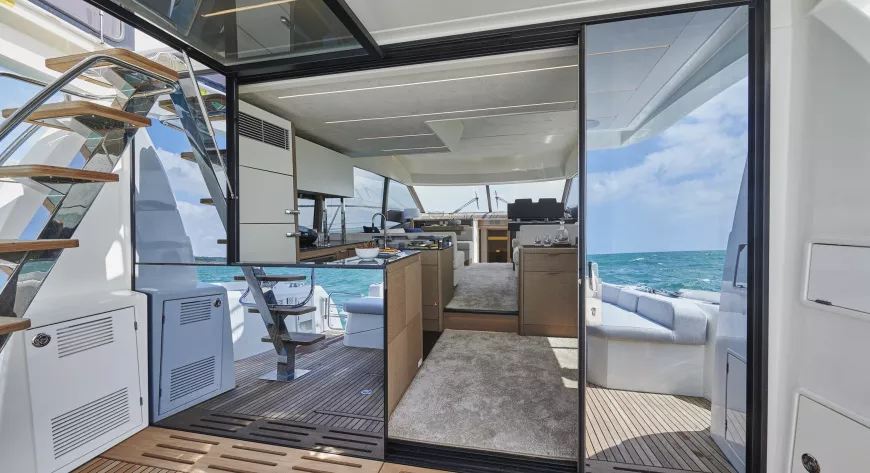 Премиальная 
зеркальность 
остекления 
Prestige 590 особенно 
эффектно выглядит в кокпите - фото