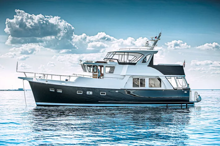 Моторная яхта траулерного типа Selene 49 Classic верфи Jet-­Tern Marine.
Длина 15,80 м,
ширина 4,78 м,
водоизмещение 30,5 т,
мощность 330 л.с.,
скорость 11 узлов
 - фото