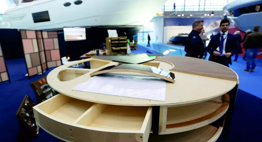 На этом стенде
были представлены 
этапы создания 
мебели на верфи 
Princess Yachts - фото