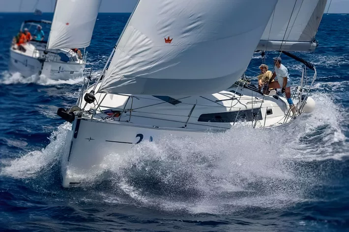 В Heineken Regatta участвуют по 100 яхт со всего мира в разных категориях. В экипажах — любители, но капитан всегда профессионал - фото