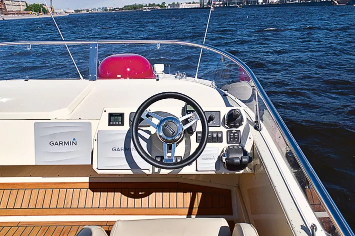 Пост управления на флайбридже
с опциональным вторым
джойстиком Volvo Penta. - фото