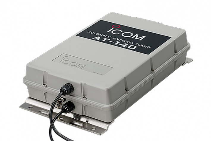Антенный тюнер Icom AT-140 можно вынести от трансивера, расположив его ближе к антенне - фото