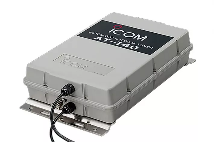 Антенный тюнер Icom AT-140 можно вынести от трансивера, расположив его ближе к антенне - фото