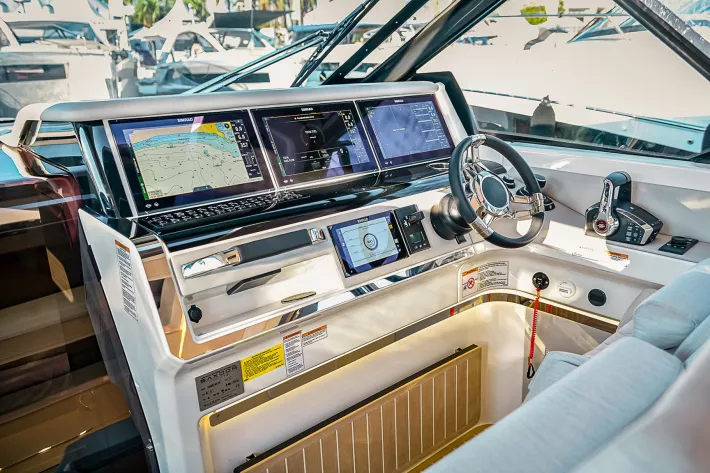 Три сенсорных картплоттера Simrad NSO16 на приборной панели  создают ощущение единого длинного экрана - фото