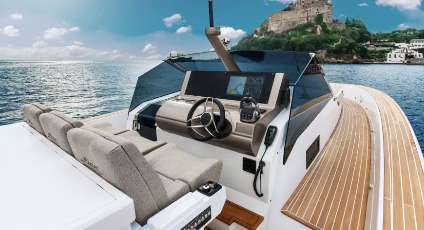 Лаконично организованный пост управления на Fiart 43 Seawalker защищен довольно высоким ветровым стеклом - фото