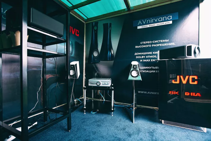 Стенд компании AVnirvana, которая специализируется на проектировании и изготовлении
эксклюзивных стереосистем и ультимативных домашних
кинозалов и кинотеатров - фото