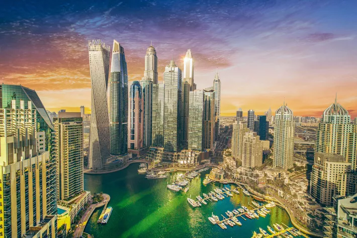 Dubai Marina — один из оживленных районов, где многие мечтают поселиться. Здесь есть променад, большой выбор хороших ресторанов и ночных развлечений - фото