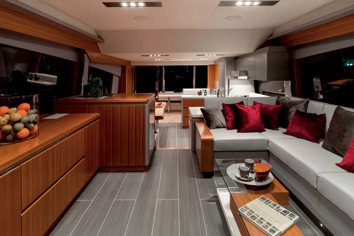 Интерьер салона 
Greenline 68 OC имеет разные варианты исполнения 
как по компоновке,
так и по отделке  - фото