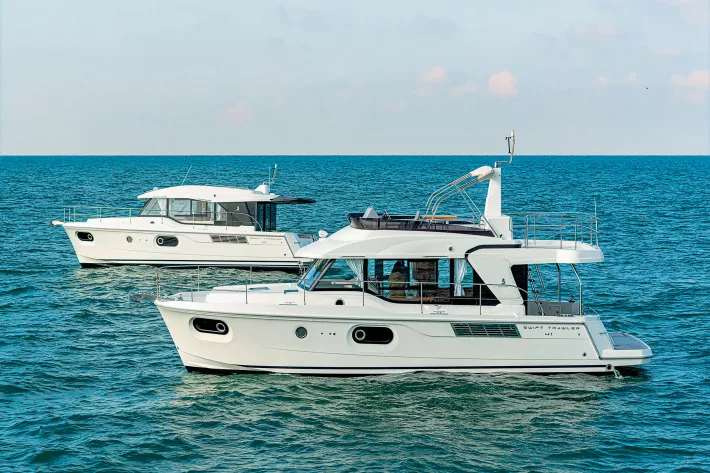 Swift Trawler 41 выпускается в двух версиях: с традиционным флайбриджем и в формате Sedan - фото