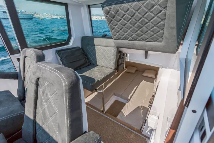 Версия Axopar 28 Cabin: на снимке видно, как организован проход в кормовую каюту на двоих - фото