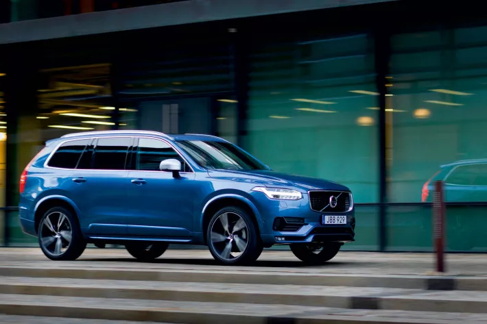 Для большой семьи может оказаться привлекательной 7-местная версия Volvo XC90 с сиденьями 
в три ряда - фото